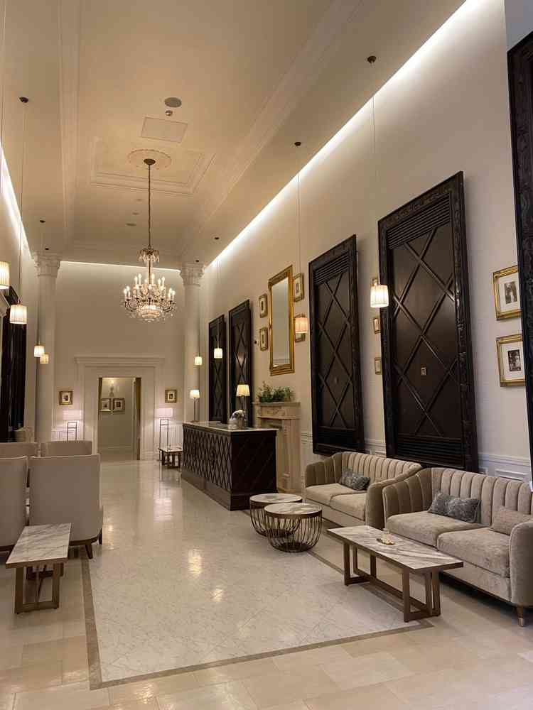 受付などがあるロビーは天井が高く、とても開放的であった。