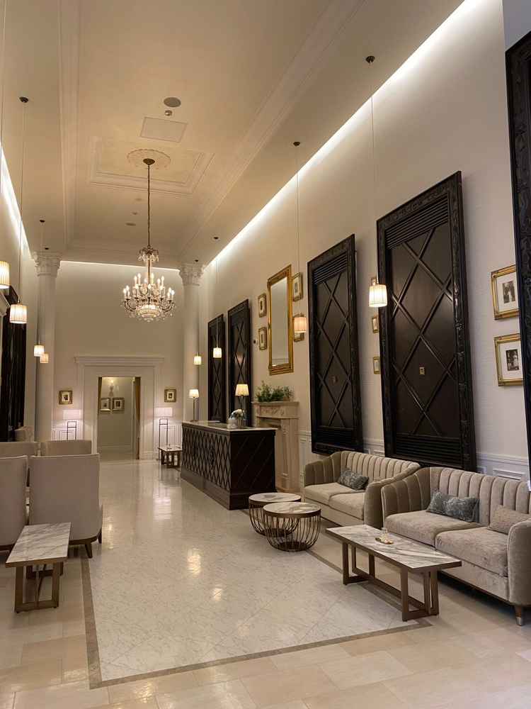 受付などがあるロビーは天井が高く、とても開放的であった。