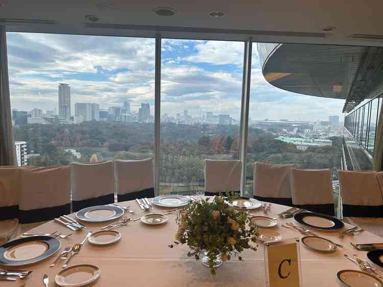 翠鳳の間。天気がいい日は富士山が見えるとのこと。庭と東京のビル群の対比が綺麗だと思いました。