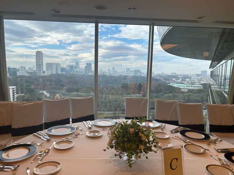 翠鳳の間。天気がいい日は富士山が見えるとのこと。庭と東京のビル群の対比が綺麗だと思いました。