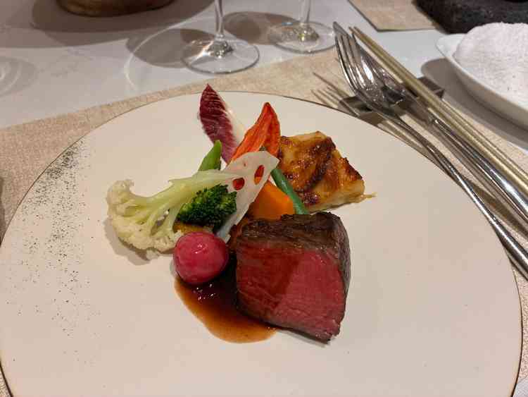 メインのお肉料理。北海道産の食材が使われていて、絶品でした。