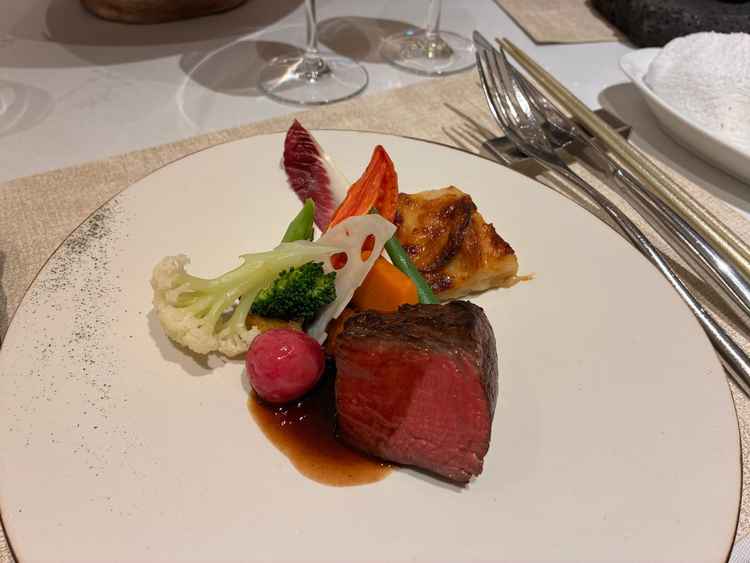 メインのお肉料理。北海道産の食材が使われていて、絶品でした。
