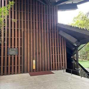 チャペルの外。屋根がついているので雨でもブーケトスができる。