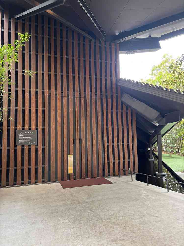 チャペルの外。屋根がついているので雨でもブーケトスができる。