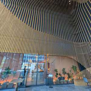 レシピのレストラン入口の写真です。木の温かみのある入口が印象的でした。