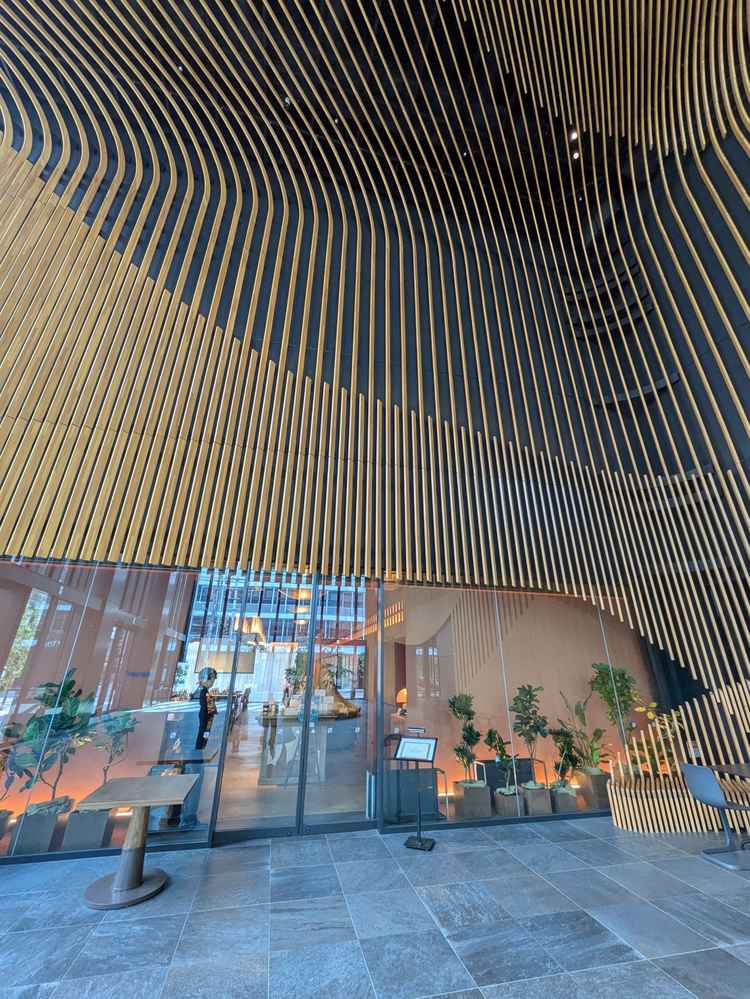 レシピのレストラン入口の写真です。木の温かみのある入口が印象的でした。