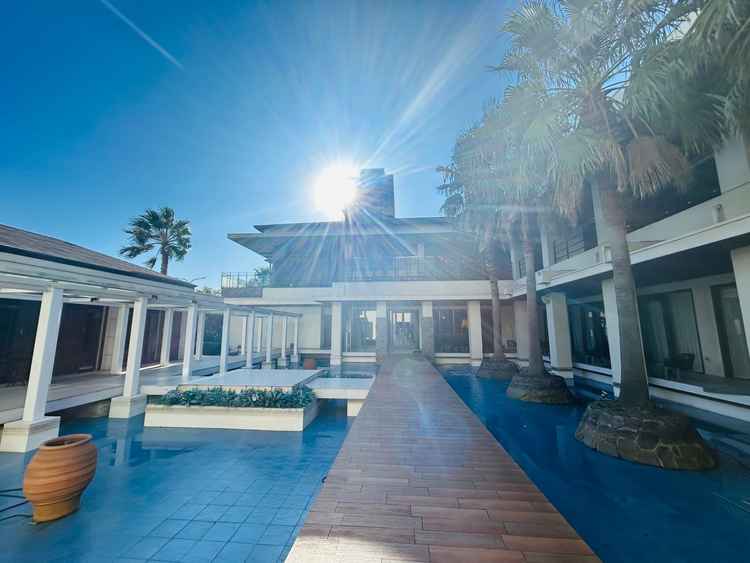 入口から受付までの通路。非日常的な雰囲気に惹き込まれました。