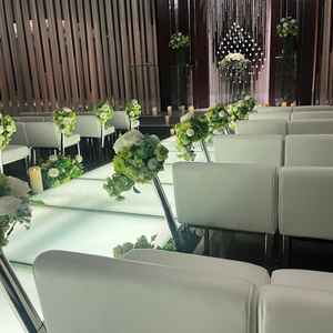 チャペルの座席は座り心地の良い素材です。低い背もたれなので、景観の邪魔にならず、帯も当たらず楽です。