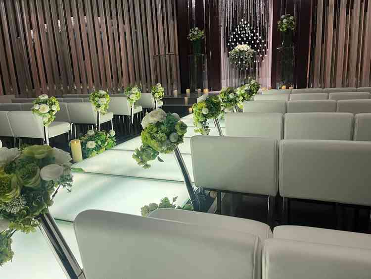 チャペルの座席は座り心地の良い素材です。低い背もたれなので、景観の邪魔にならず、帯も当たらず楽です。