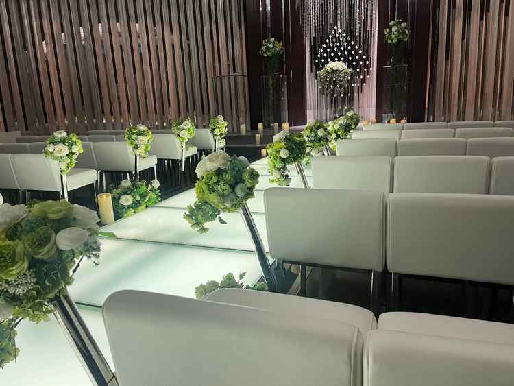 チャペルの座席は座り心地の良い素材です。低い背もたれなので、景観の邪魔にならず、帯も当たらず楽です。