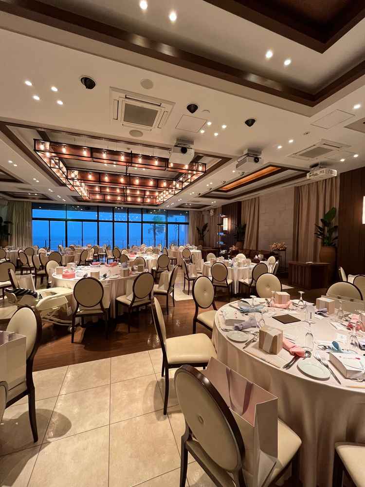 披露宴会場。こちらからも海が見えて素敵でした。