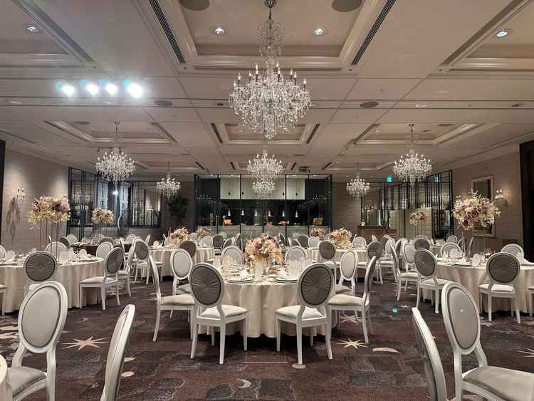 ゴージャスでゆとりのある会場。オープンキッチンと、階段入場できる点がポイント。