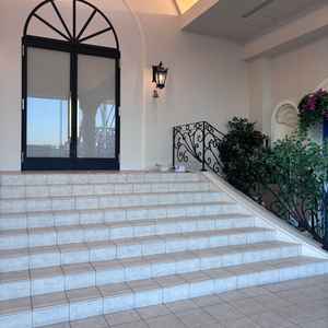 フラワーシャワーができるスペース。天候に左右されないところが魅力。