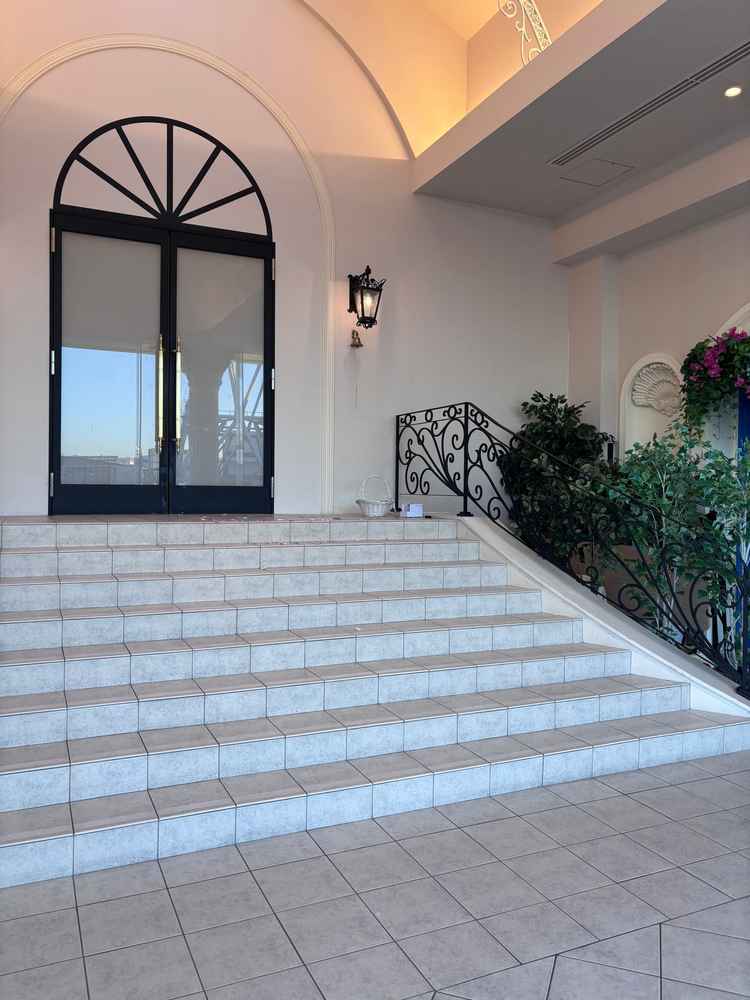 フラワーシャワーができるスペース。天候に左右されないところが魅力。