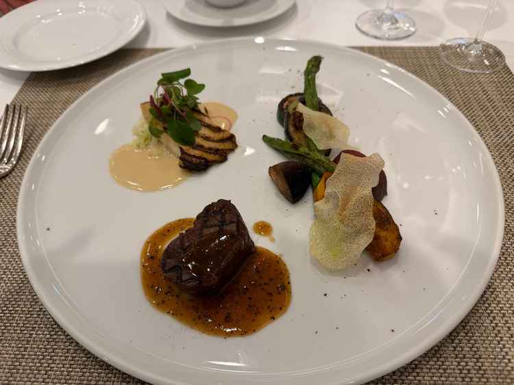 新郎新婦ともにフルコース食べれます。美味しさに感動！！