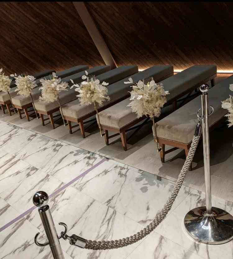 チャペルのソファはふかふかで素敵でした。