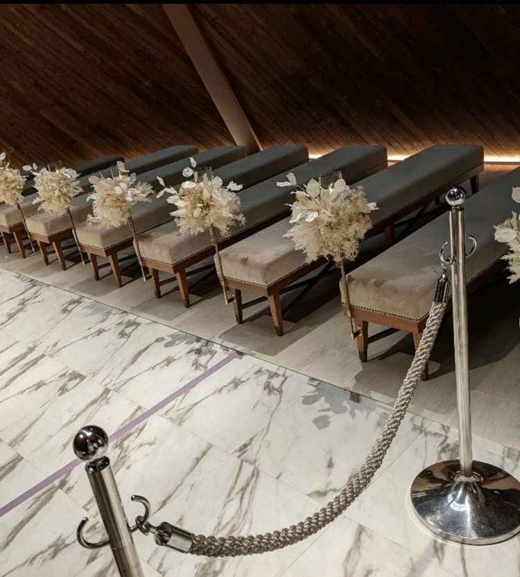 チャペルのソファはふかふかで素敵でした。