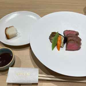 非売品のパンはもちもちです。牛肉はソースとお出汁で2種類の味を楽しめます。仕上げの演出が素敵でした。