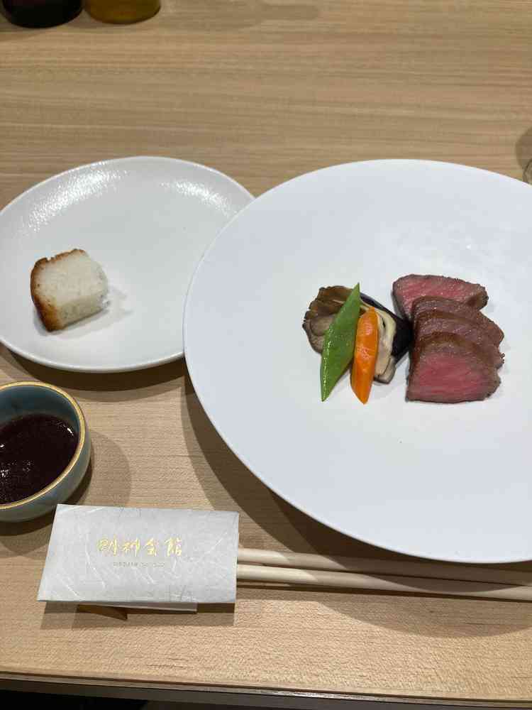非売品のパンはもちもちです。牛肉はソースとお出汁で2種類の味を楽しめます。仕上げの演出が素敵でした。