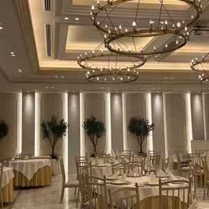 シャンデリアがない披露宴会場もある、ナチュラルでも洗練された雰囲気が素敵。