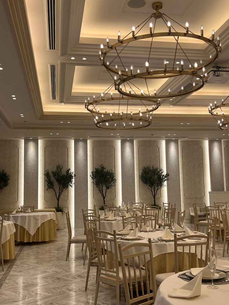 シャンデリアがない披露宴会場もある、ナチュラルでも洗練された雰囲気が素敵。