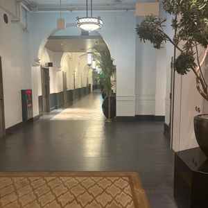 レストランやカフェが並ぶ2階の廊下