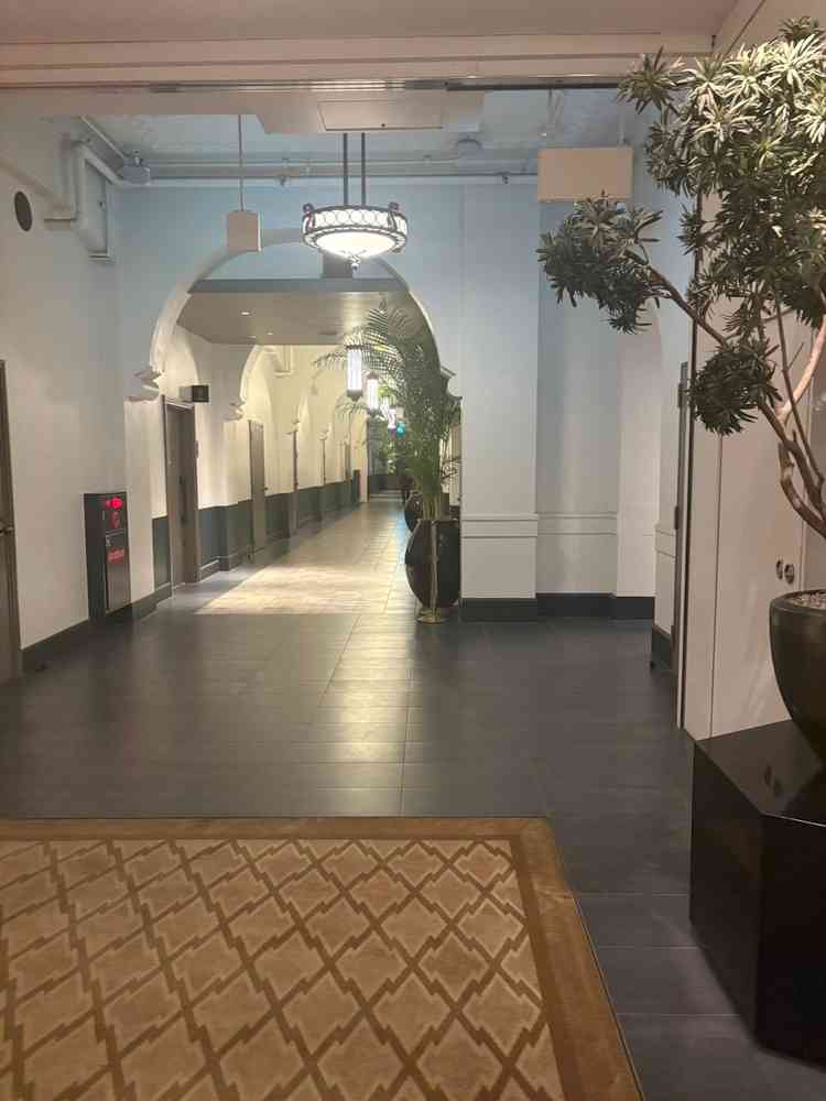 レストランやカフェが並ぶ2階の廊下