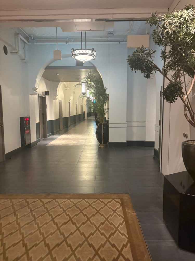 レストランやカフェが並ぶ2階の廊下