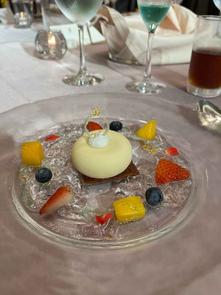 ホワイトチョコで指輪を再現しているのがとても素敵でした！味も美味しかったです。