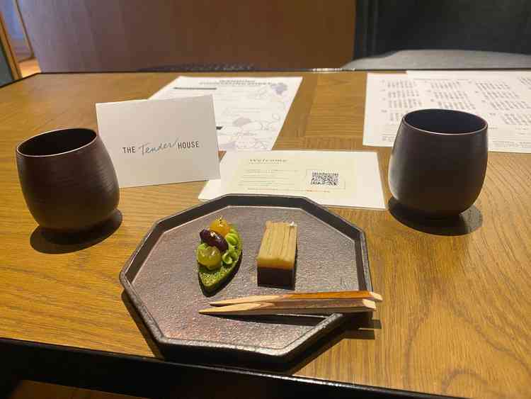 到着すぐ個室にていただいたお茶菓子、式の打合せ時にも毎回季節に合わせたお茶菓子をいただけるとのこと。