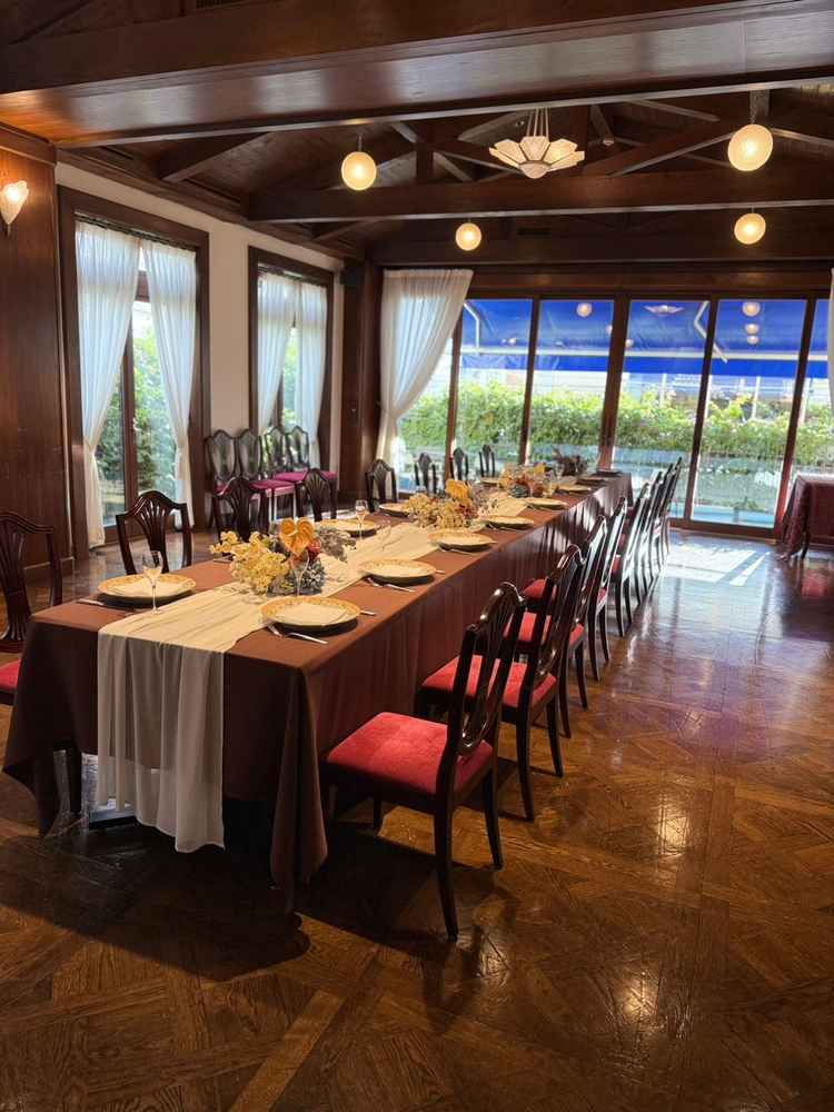 貸切で使える2階の会食会場。テラスにはたくさんの緑とお花があります。