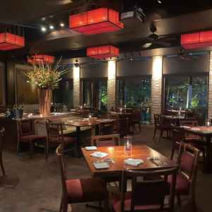 1階の披露宴会場は広く落ち着いていました。薄暗く安心感があり、スタッフさん同士も仲が良さそうでした。