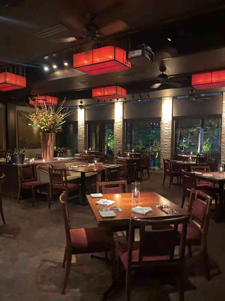 1階の披露宴会場は広く落ち着いていました。薄暗く安心感があり、スタッフさん同士も仲が良さそうでした。