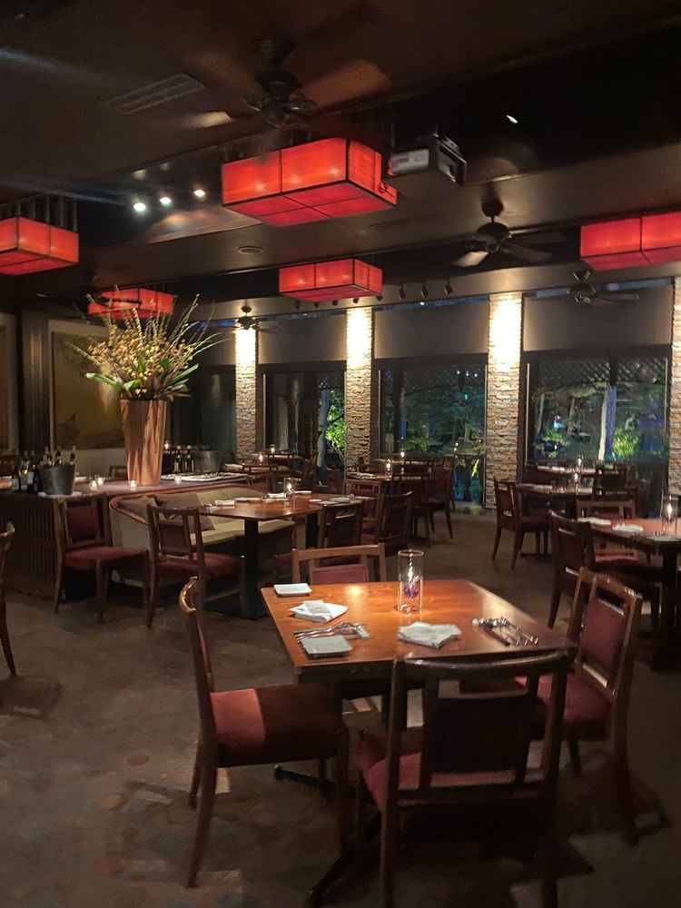 1階の披露宴会場は広く落ち着いていました。薄暗く安心感があり、スタッフさん同士も仲が良さそうでした。