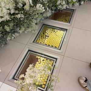 挙式での思い出として、自分たちの結婚証明書を筒に入れる。式場に思い出として見に来ることも可能。