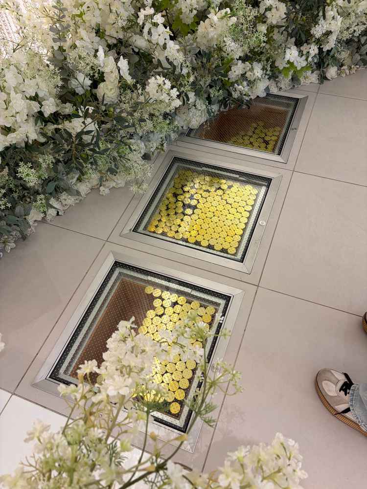 挙式での思い出として、自分たちの結婚証明書を筒に入れる。式場に思い出として見に来ることも可能。