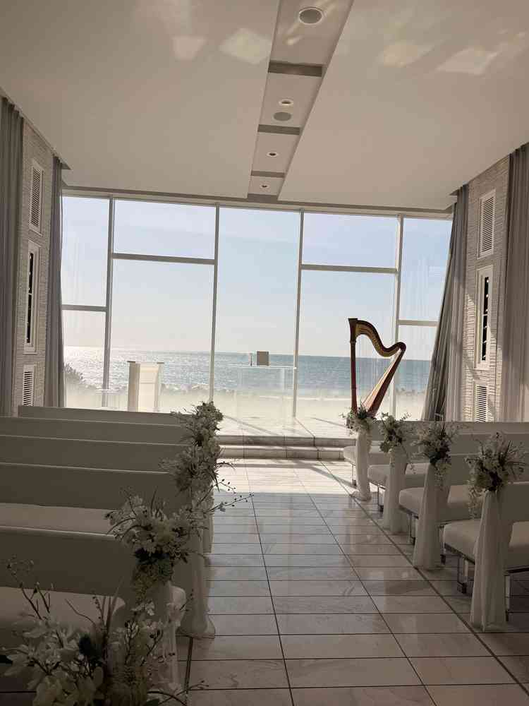 目の前に海が広がる、開放感あふれるオーシャンビューチャペルです。