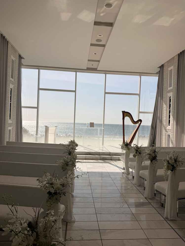 目の前に海が広がる、開放感あふれるオーシャンビューチャペルです。