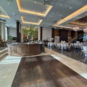 披露宴会場のひとつです。サークルバーが印象的でした。