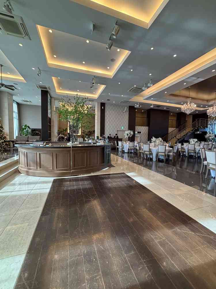 披露宴会場のひとつです。サークルバーが印象的でした。