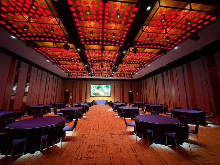 大きな披露宴会場。六本木らしくぎらぎらです。