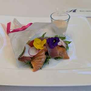 前菜はブーケをモチーフにしたカルパッチョ。味はもちろんのこと、可愛らしく大変気に入りました。