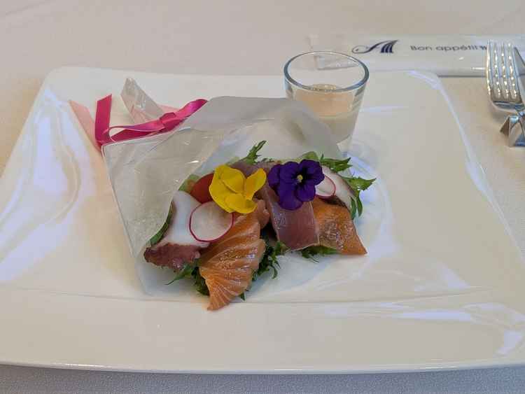 前菜はブーケをモチーフにしたカルパッチョ。味はもちろんのこと、可愛らしく大変気に入りました。