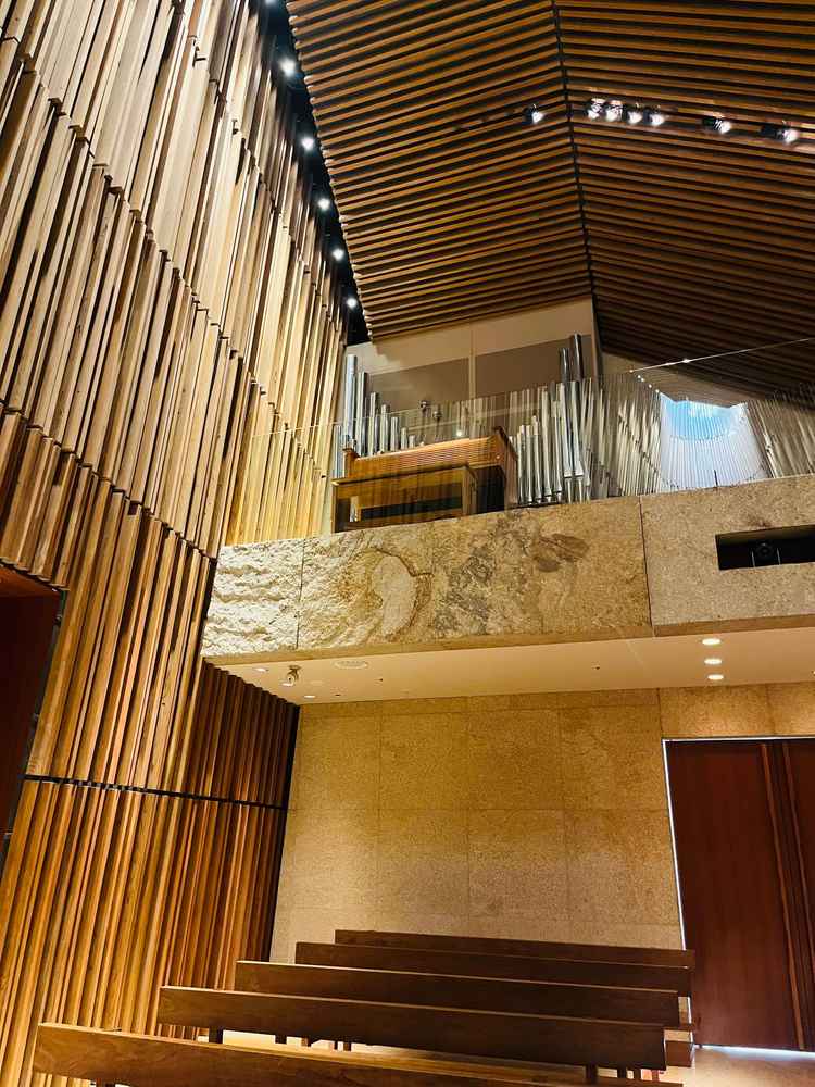 チャペルの2階部分にオルガンがありました