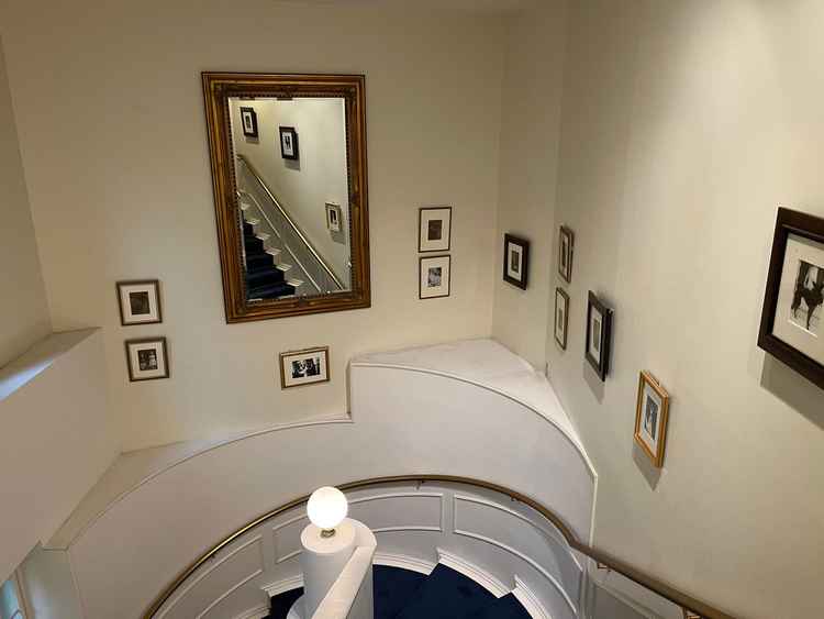 1階から2階へ繋がる階段。途中に大きな姿鏡があり、映えスポットになりそうでした。