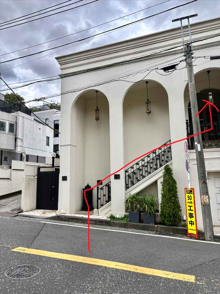 ブライダルサロンはドンキホーテ側の階段から入ります。予約時間に担当の方が凱旋門付近で待機されています