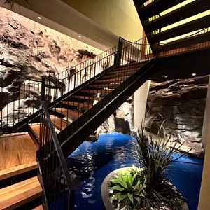 地下の食事会場の前にある滝