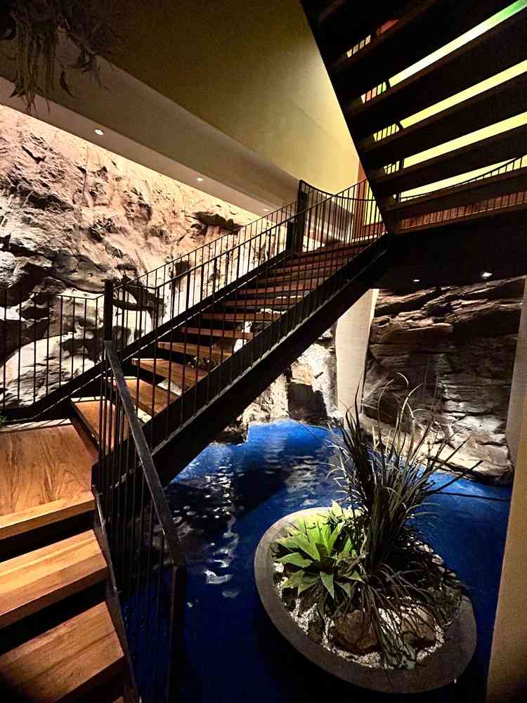 地下の食事会場の前にある滝