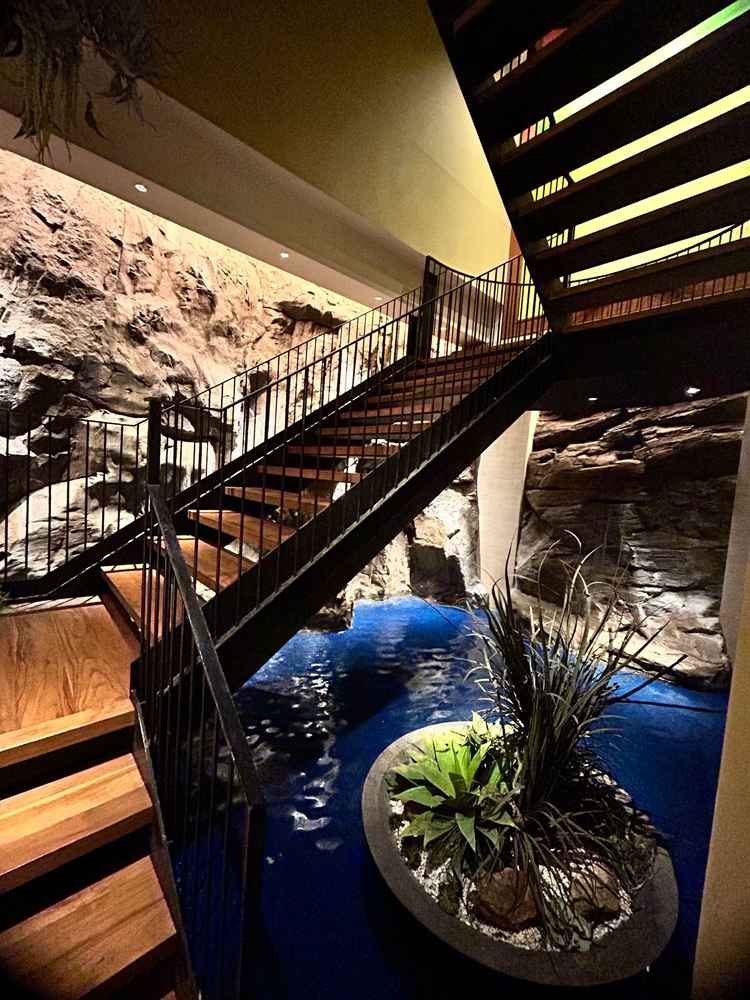 地下の食事会場の前にある滝