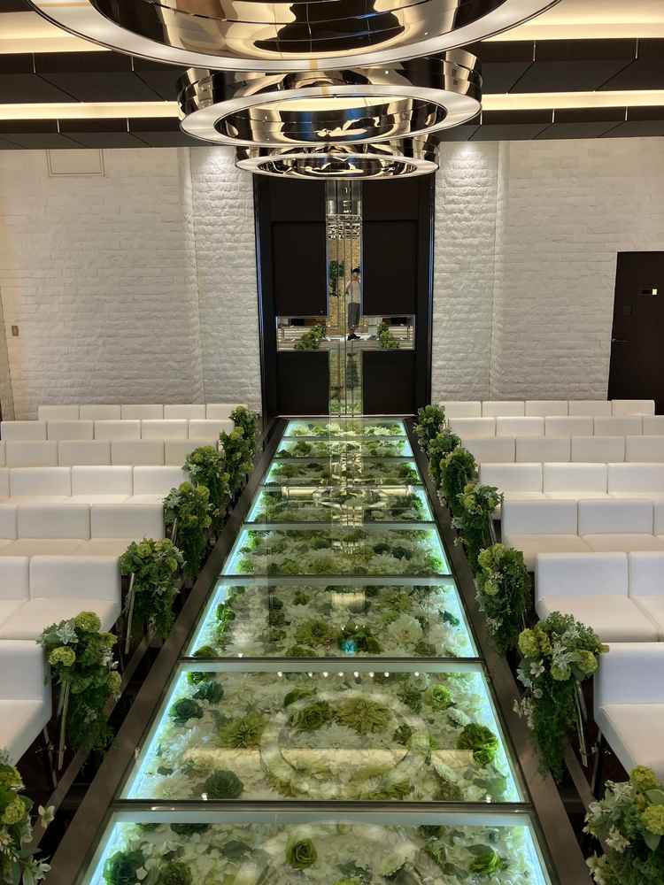 チャペルの全面が木目調で、背面が白と黒のスタイリッシュな雰囲気がカッコ良くて素敵でした